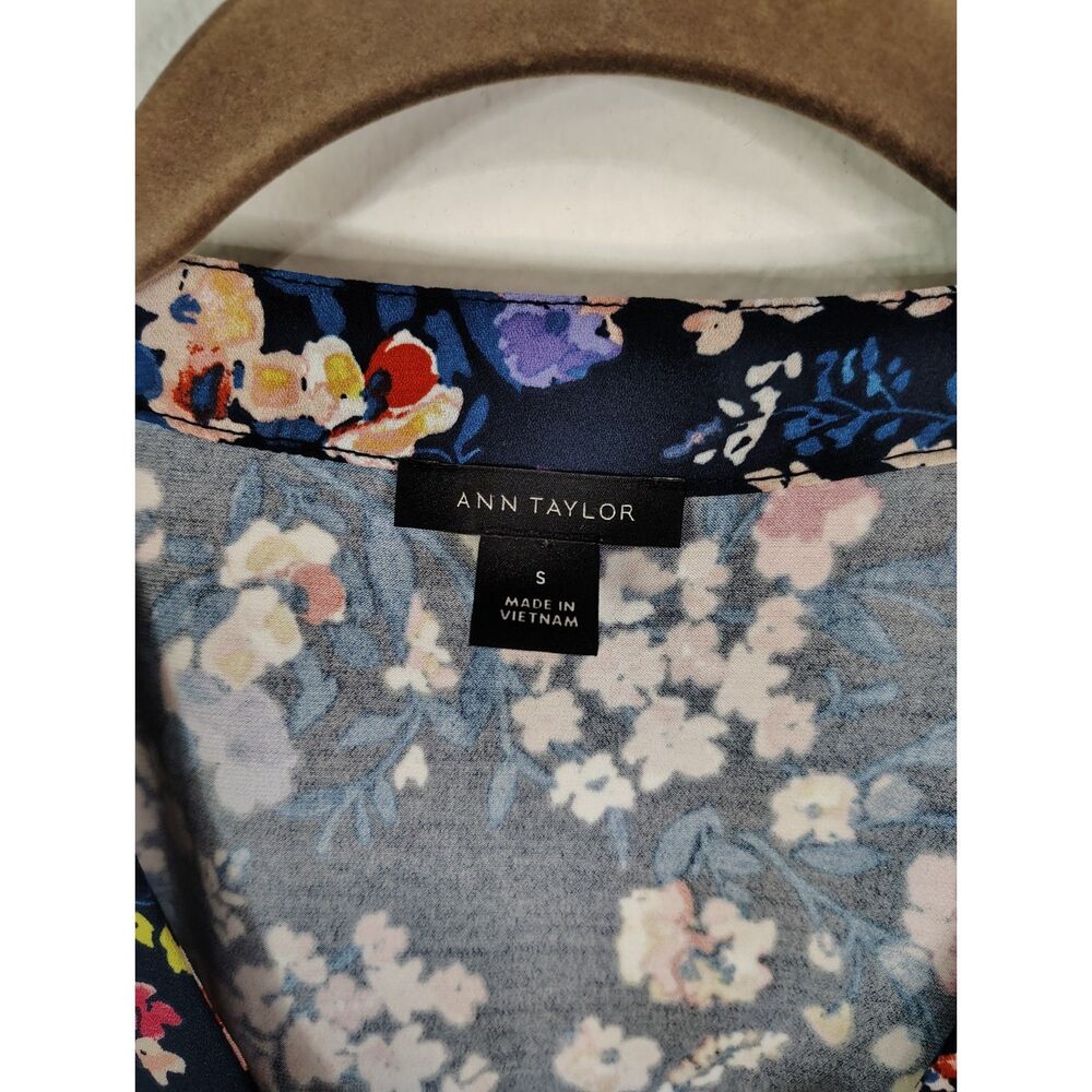 Ann Taylor Floral Blouse Small Navy V-Neck Long Sleeve Career Casual Top - Picture 6 of 7